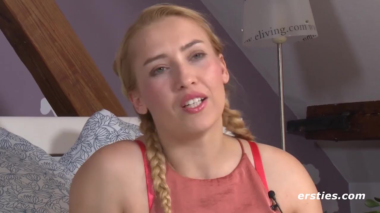 Ersties - Blondine Isabella masturbiert vor dem Spiegel