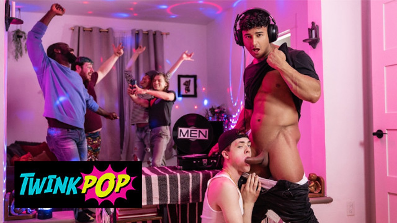 TWINKPOP - Troye Dean Sneakily Sucks DJ Kenzo Alvarez&apos;s Big Cock Under The Decks