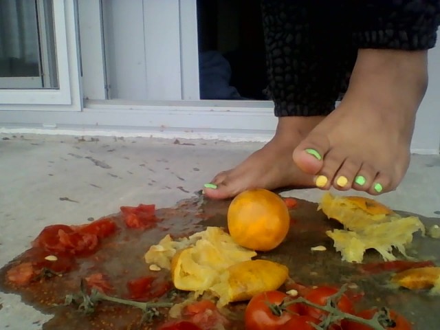 Missfoxfeet Crushing Tomatoes and Oranges With Sexy Feet 