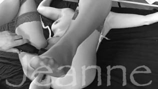 Attachée et elle jouit 4 fois du cul