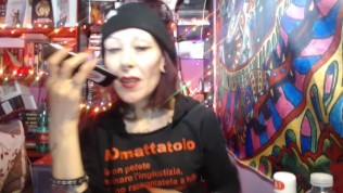 Miss Wagon Vegan insulta, offende e dice parolacce all’assistente di Google