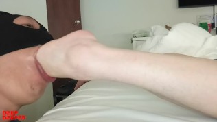 She like a foot fucking when reading a magazine.