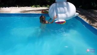 Candy disfrutando de un día de verano en la piscina - Videos Porno ...