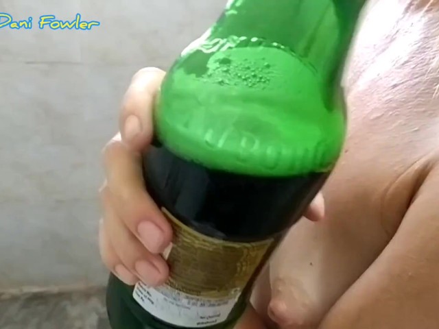Girl Drinking Toilet Of Boy Full Sex - Angel Fowler Collects Warm Piss Then Drinking It From a Beer Bottle in  Toilet - Free Porn Videos - YouPorn
