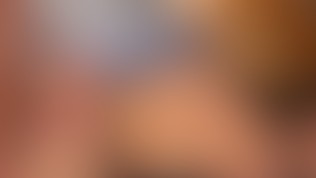 Un mari filme sa femme en train de se faire baiser par un ami puis de jouir en elle
